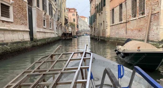 Rio di Venezia, barca per trasporti e carro per trasloco