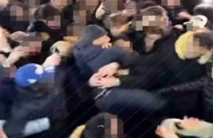 Risse tra giovenissimi al concerto del trapper Risse tra giovenissimi al concerto del trapper
