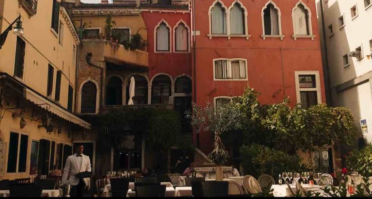 Contenzioso per importi non pagati: il Comune di Venezia fa portare via tavolini e sedie del ristorante Al Colombo