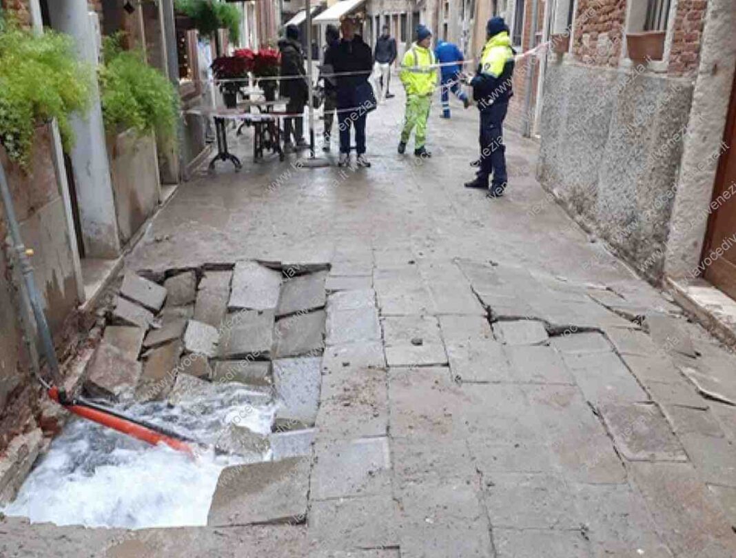 Riparato guasto condotta idrica. Acqua tornata