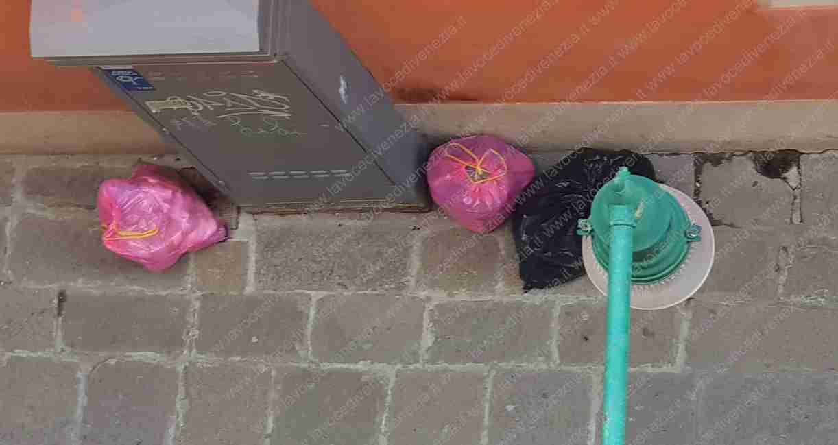 Sacchetti dell'immondizia, rifiuti abbandonati per strada a Venezia