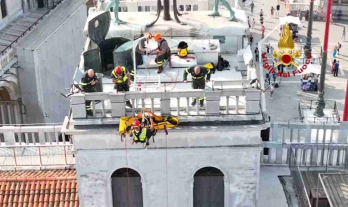 Salvataggio acrobatico a San marco Venezia Salvataggio acrobatico a San marco Venezia