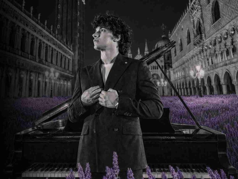 Samuele Rizzuto porta a Padova “Note di Lavanda”: concerto sensoriale in Sala dei Giganti