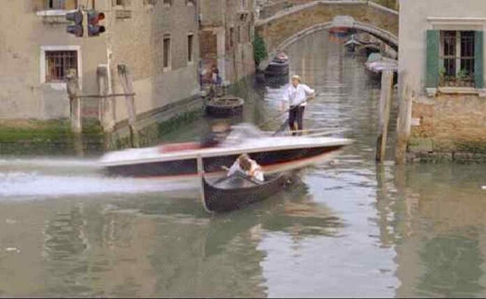 Scena del film di 007 girato a Venezia 'Moonraker' in cui un taxi in fuga taglia una gondola a metà