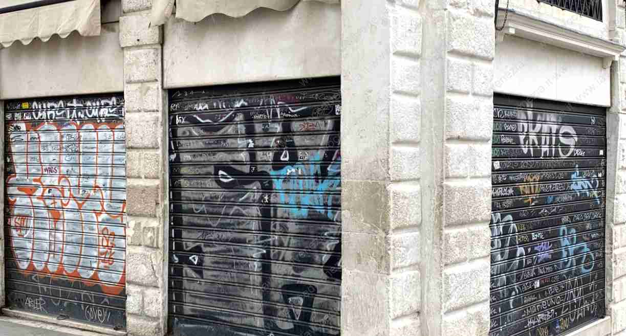 Scritte e 'tag' lordano Venezia