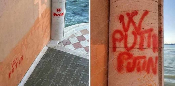 Scritte su Putin imbrattano i muri di Venezia primia della ripulitura