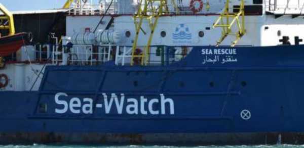 Sea Watch arriva a Lampedusa nonostante divieti. Guardia di Finanza intima l' "alt" ma la nave non si ferma