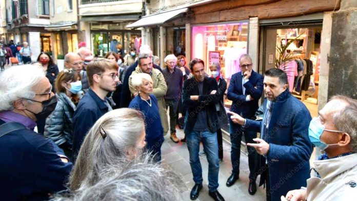 Sebastiano Costalonga incontra i commercianti di Calle della Mandola, a Venezia