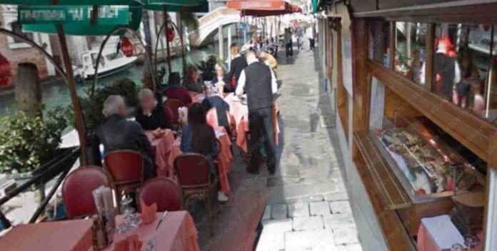Sedie e tavolini del plateatico di un ristorante a Venezia (foto di archivio)