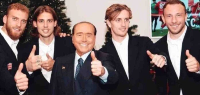 Silvio Berlusconi tra i 'suo' giocatori