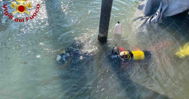 Sommozzatori dei vigili del fuoco recuperano la barca affondata