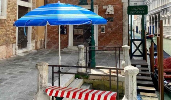 Stazio gondola con ombrellone a Venezia