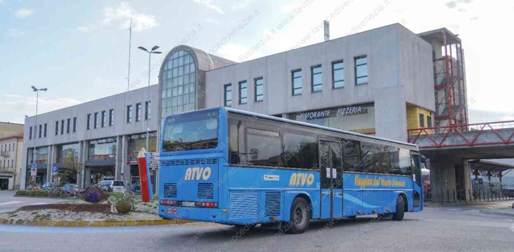 Senza biglietto e senza mascherina fatto scendere, si mette davanti l'autobus per non farlo partire Senza biglietto e senza mascherina fatto scendere, si mette davanti l'autobus per non farlo partire