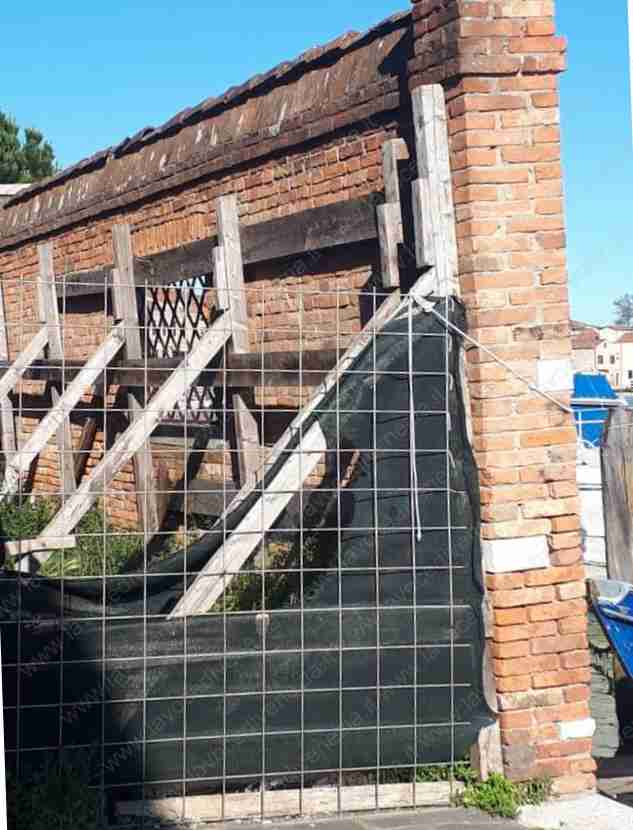 Strada Murano, il muro 'pericolante'