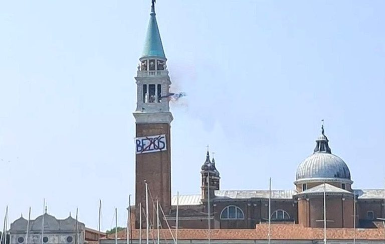 Striscione 'No-Bezos' a Venezia sul Campanile di San Giorgio