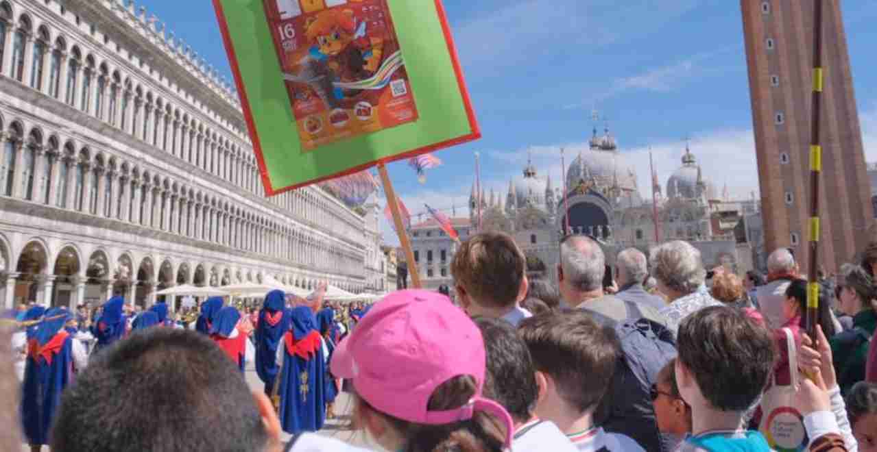 Su e Zo per i ponti di Venezia 2023, anche gli sbandieratori in Piazza