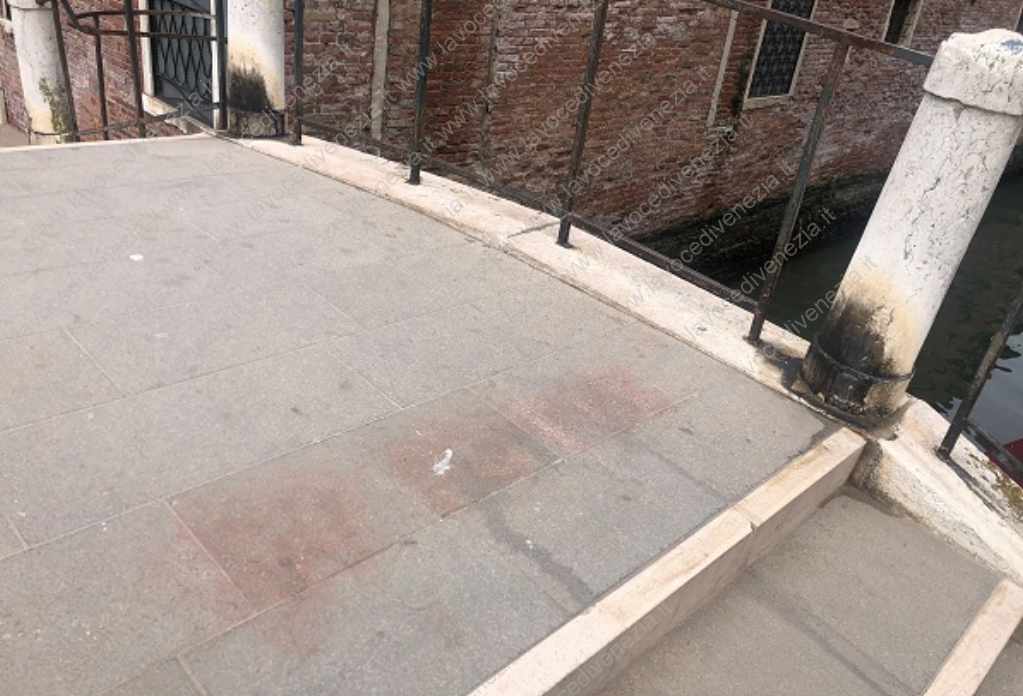 Superficie del ponte ripulita dai volontari dell' associazione veneziana Masegni Nizioleti Onlus