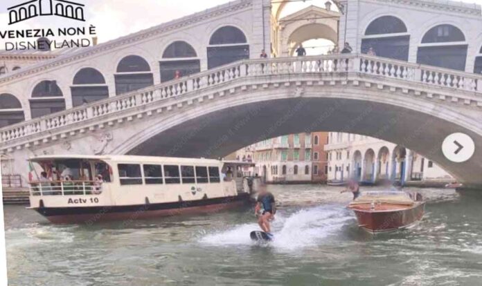 Surf a motore a Venezia. Canal Grande, attraversato il Ponte di Rialto