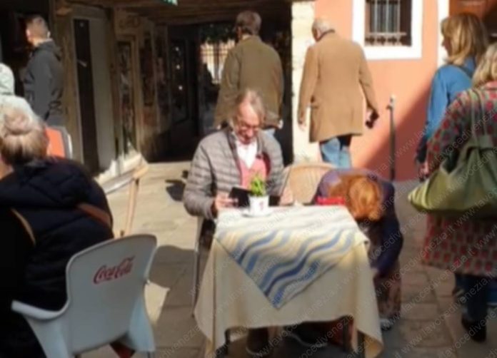 Tavolini in mezzo alla strada a Venezia