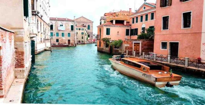 Taxi a Venezia, un motoscafo solca i canali
