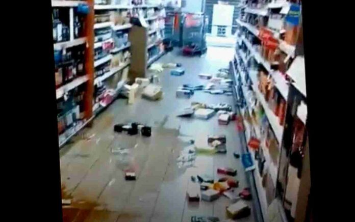 Terremoto 9 novembre 2022, la merce cade dagli scaffali nei negozi