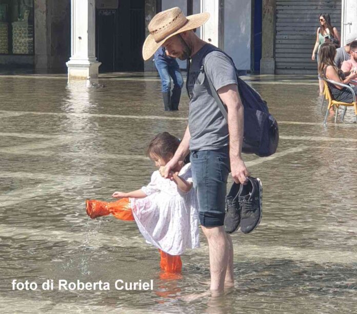 Torna a farsi vedere l'acqua alta in Piazza San marco. Foto di Roberta Curiel