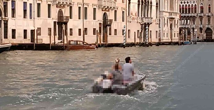 Tour di turisti a Venezia in Canal Grande col barchino
