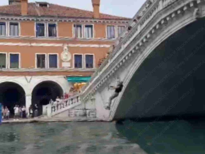 Tuffo dal Ponte di Rialto, a Venezia, il 27-08-23