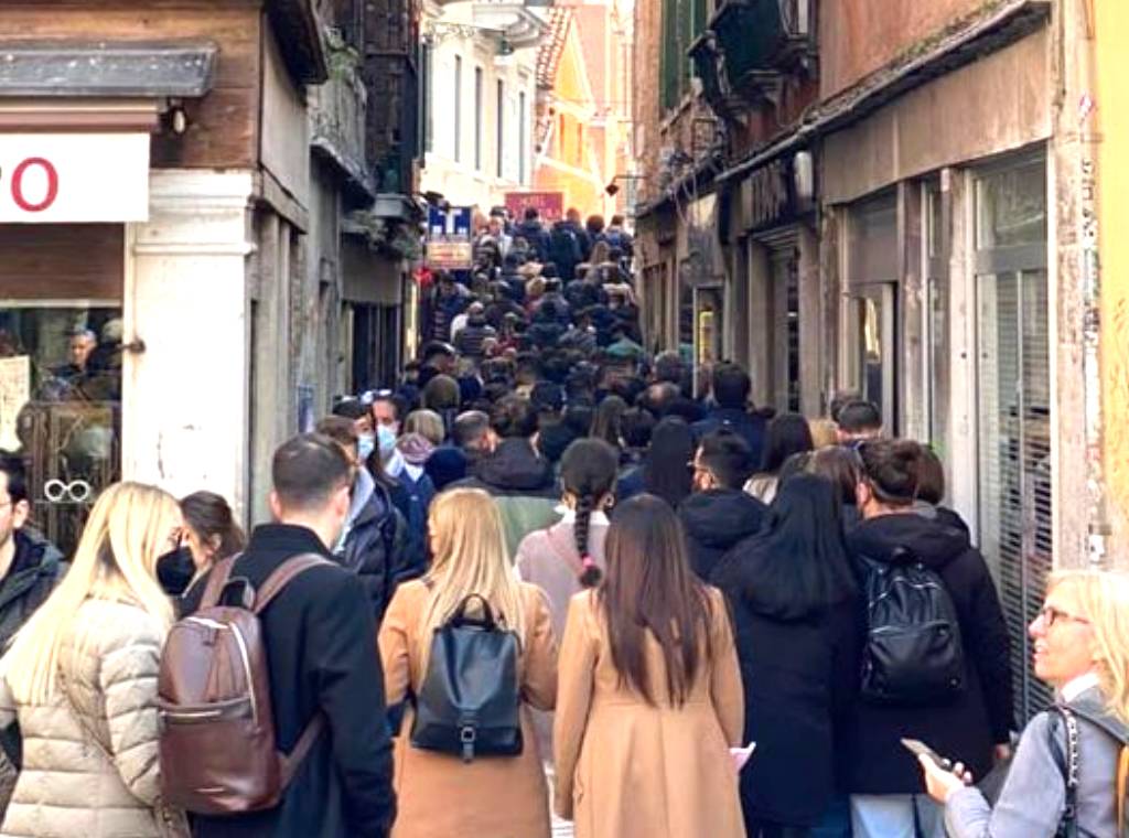 Turisti a Venezia, Strada Nuova, il 31-10-2021. Foto Lorenzo Molin