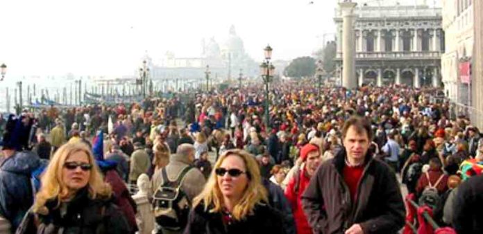 Turisti a Venezia (foto di archivio)