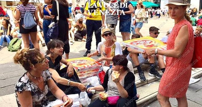 Turisti a Venezia mangiano la pizza seduti per terra in Piazza San Marco. Foto Prof. Tamburrini, Venezia