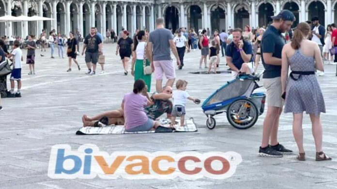 Turisti in gita a Venezia, stesi in Piazza San marco