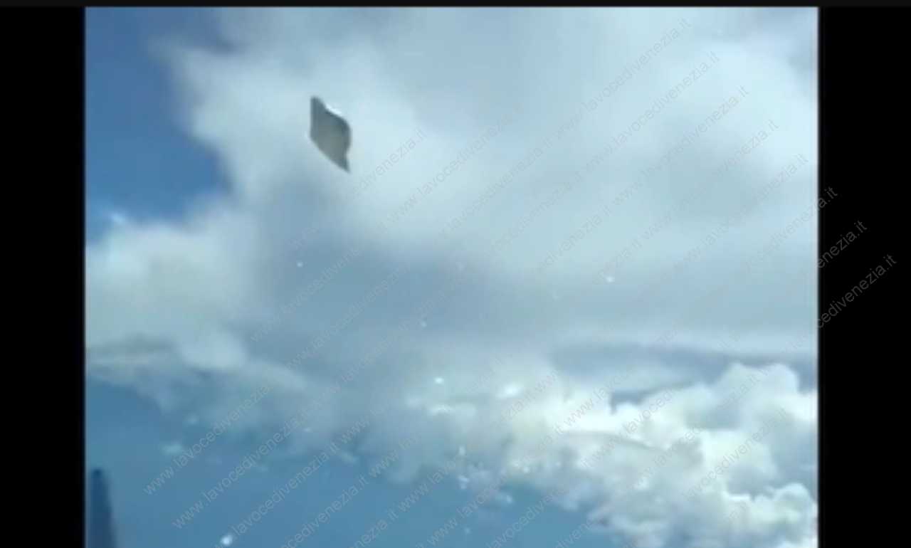 Ufo ripreso dal video della top model