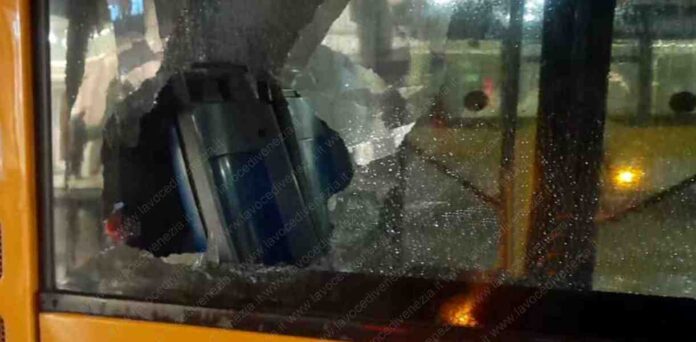 Un finestrino rotto di un autobus