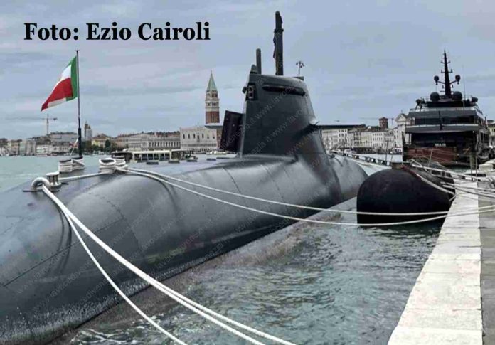 Un sommergibile a Venezia. Foto di Ezio Cairoli
