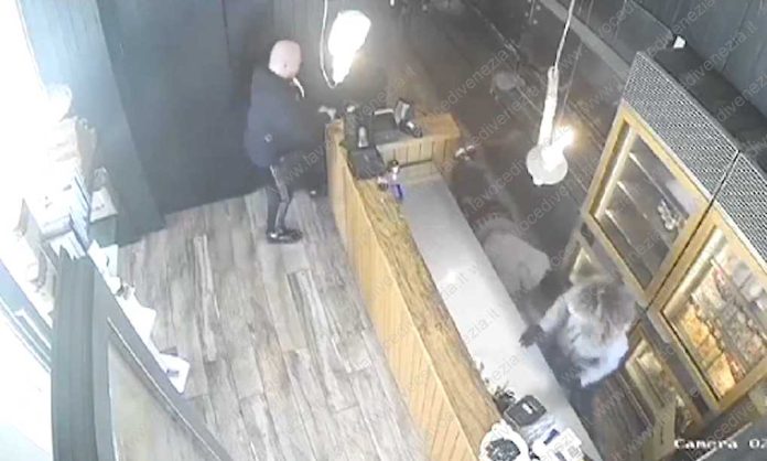 Un uomo spara in ristorante di Pescara al cuoco al bancone