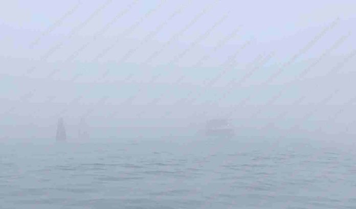 Un vaporetto tra la nebbia a Venezia