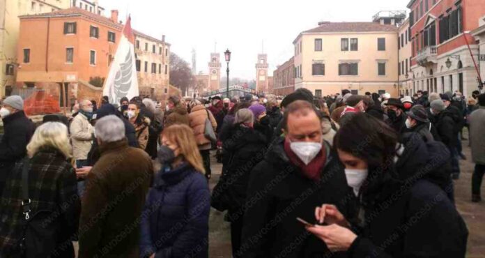 Una delle proteste della cittadinanza contro il protocollo del Comune di Venezia che 'privatizza' l'Arsenale
