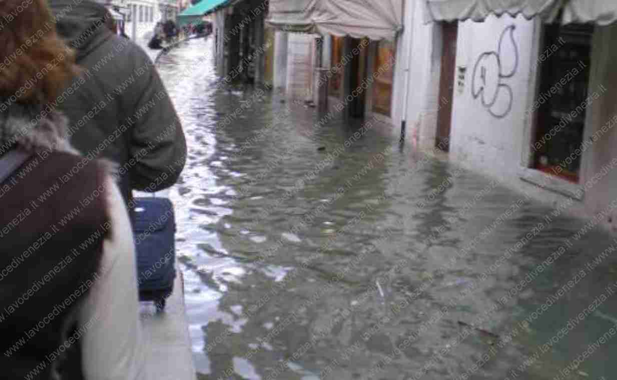 Una foto di archivio di quello che è la vita con l'acqua alta a Venezia