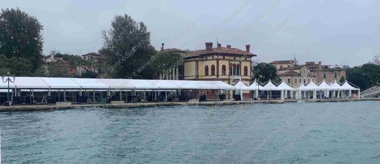 Una piccola parte dei gazebi installati quest'anno per la Venicemarathon