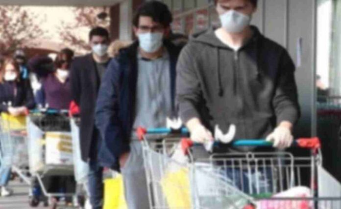 Un'immagine simbolo del periodo di pandemia, in coda al supermercato con le entrate organizzate on base alle uscite, solo in determinati orari