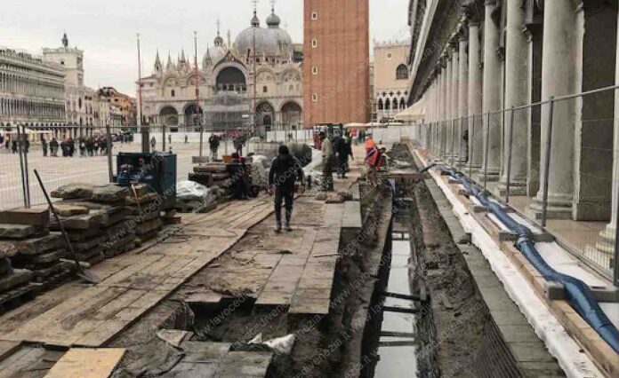 Uno dei cantieri presenti oggi in Piazza San marco. Un elemento di cui tenere conto in funzione del Carnevale di Venezia 2023