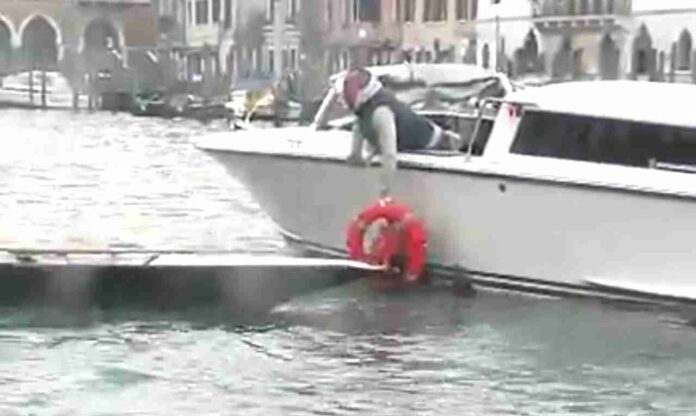 Uomo caduto in acqua a Venezia