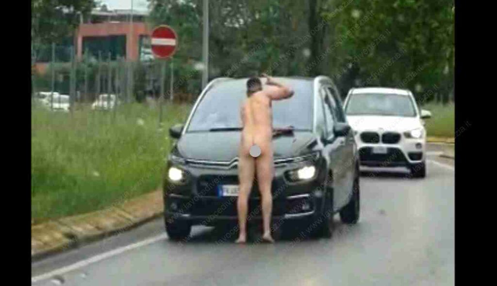 Uomo nudo in strada tra le auto a Villorba