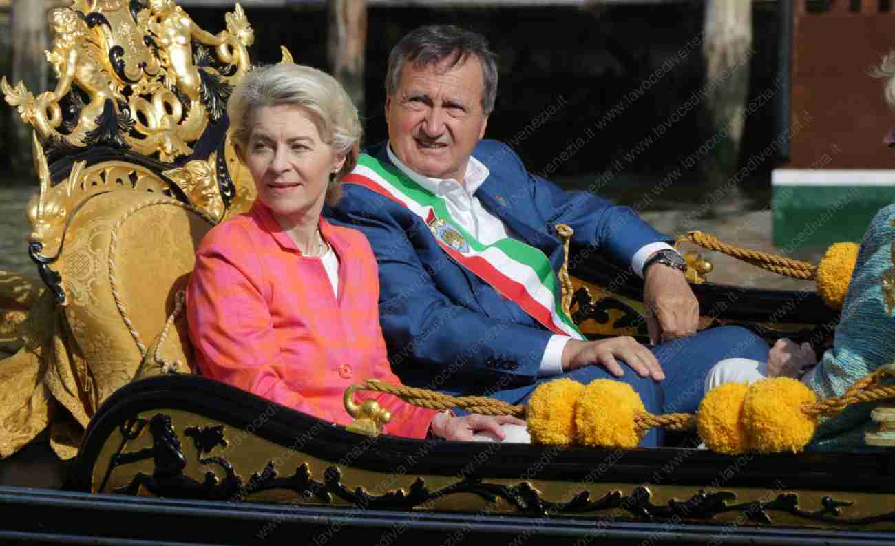 Ursula von der Leyen nel giro in gondola con Brugnaro oggi a Venezia