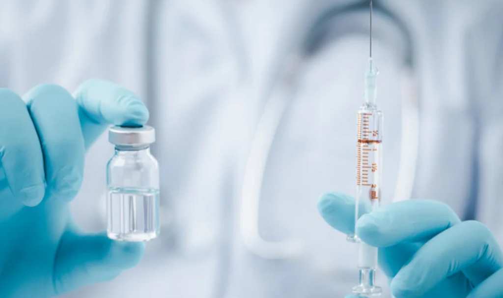 Vaccino, siringa pronta per l'inoculazione