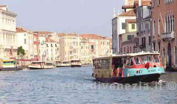Vaporetti in Canal Grande, Venezia, San Marcuola