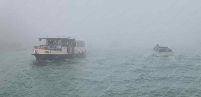 Vaporetti nella nebbia che avvolge Venezia da giorni