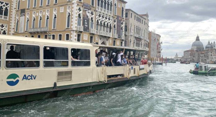 Vaporetto Actv a Venezia che naviga verso la salute