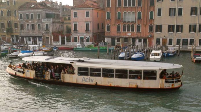 Vaporetto, il mezzo di trasporto principale a Venezia per andare a lavorare